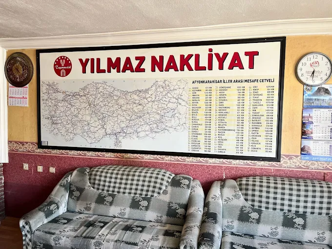 Yılmaz Nakliyat ofisindeki Türkiye haritası ve oturma alanı